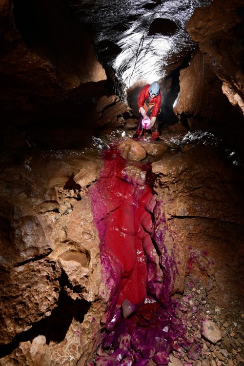 Aven de la Barelle (Causse Méjean, Lozère) - Opération de traçage : injection du colorant (rhodamine) dans le petit écoulement à la base du troisième puits(SP-18-0385)